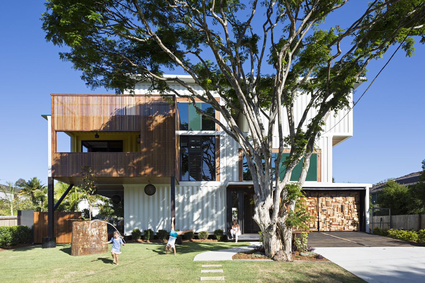 オーストラリアの芸術家夫妻が建設した圧巻のコンテナハウス住居 コンテナハウス 2040 JP